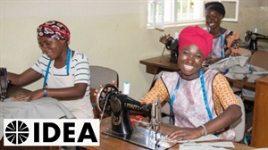 IDEA: Mittellose Frauen nähen auch ohne Strom