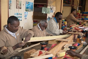 Im Misrach Center können Blinde einer sinnvollen Arbeit nachgehen und so Geld für ihren Lebensunterhalt verdienen.
