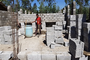 Auch das gehört zum Nono-Projekt: In Kembe entsteht ein neues Schulgebäude ...