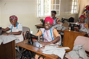 Tretnähmaschinen machen es möglich: Schneiderinnen bei der Ausbildung im Panzi-Zentrum in Bukavu, DR Kongo.