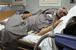Patient mit Beatmungsgerät im Nil-Spital.