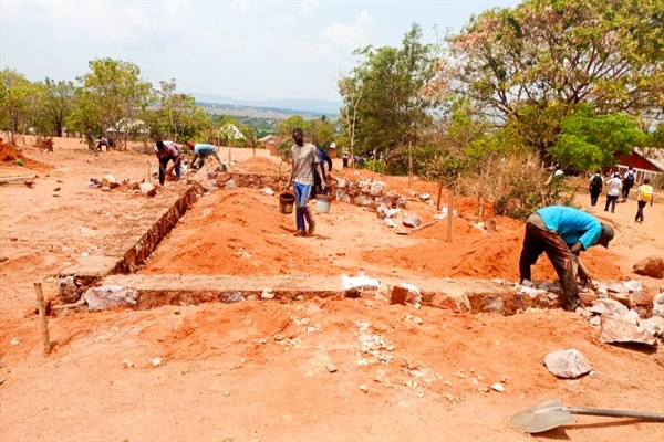 Baubeginn für die zusätzlichen Räume im Kongolesischen Schulzentrum in Kigoma (Tansania) im Herbst 2024.