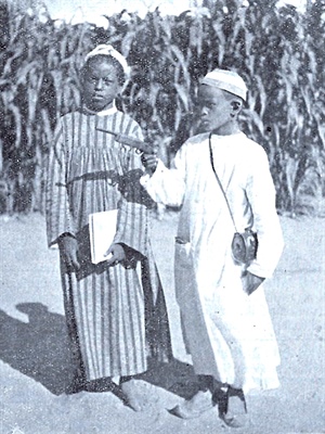 Samuels Tochter Mariam und Sohn Abbas im Jahr 1906. Über den Ehemann von Mariam, Albert Hamilton, und seinen Kontakt zu Kaiser Haile Selassie, öffnet sich für die MN der Weg nach Äthiopien.