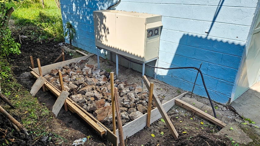 Wertvolle Solaranlage: Ein Schuppen zum Schutz der Steuerelektronik entsteht.