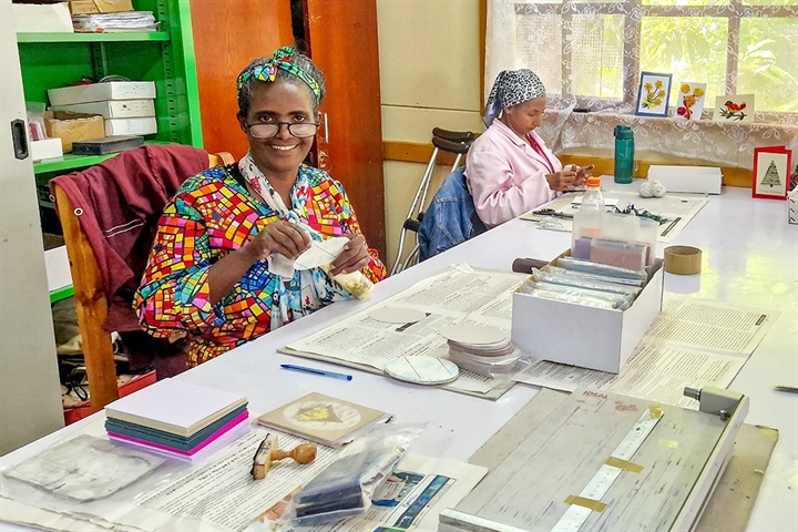Auch hochwertige Karten werden im Misrach Center hergestellt und dann in der Schweiz verkauft.