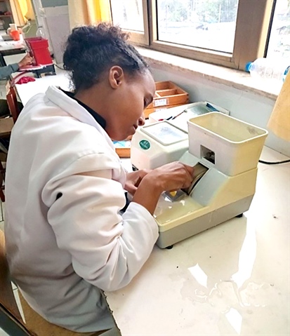 Wubit bei ihrer Ausbildung zur Optikerin im Misrach Center