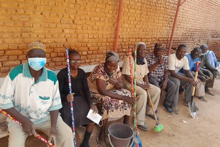 Aufräumarbeiten in der teilweise zerstörten Poliklinik in Khartum