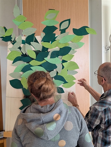 Der Hoffnugsbaum mit Blättern aus Gebetsanliegen entsteht.