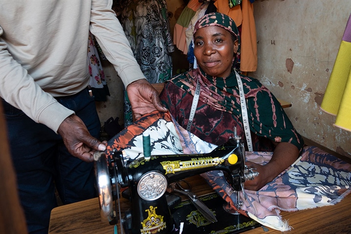 Nezia, die einst die Ausbildung im Zentrum Burega abschloss, ist jetzt selbstständige Schneiderin.