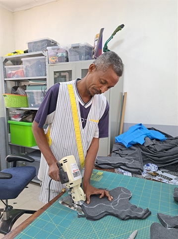 Neben Binden stellen die Mitarbeitenden in Fantaneschs Atelier auch Stoffwindeln her.