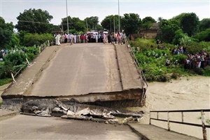 Die Fluten zerstörten nicht nur unzählige Häuser, sondern auch wichtige Infrastrukturbauten, wie z.B. diese Brücke.