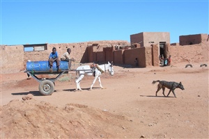 Viele Menschen, die in der Abu Rof-Klinik Hilfe suchen, wohnen  unter schwierigsten Bedingungen in der Wüste rund um Khartum.