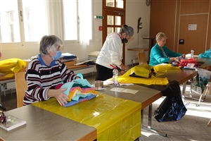 Stricksachen, die viele fleissige Unterstützerinnen angefertigt haben, werden sortiert und verpackt.