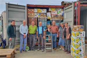 Geschafft! Ein Teil des Helferteams vor dem fertig beladenen 20-Fuss-Container.