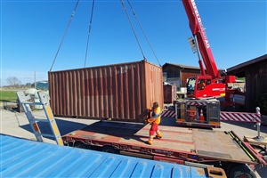 Bald geht die Reise los: Positionieren des Containers auf dem Anhänger.