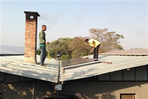 Solarpanels auf den Gebäudedächern liefern Strom für Licht, Handyakkus usw.