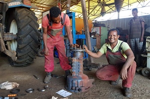 Die beiden Mechaniker benötigen viel Improvisationsvermögen, um die Maschinen zu warten und zu reparieren.