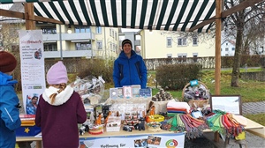 Michael Kümin, Leiter Administration, hinter dem Stand der Mission am Nil am Knonauer Weihnachtsmarkt.