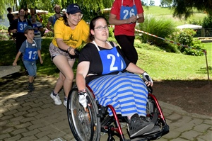 Mit vereinten Kräften: Eine von zwei «Läuferinnen» im Rollstuhl.