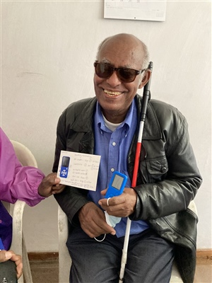 Der in Pension gehende blinde MC-Mitarbeiter Alemayehu hatte nach einer Bibel gefragt – und bekam zu seiner Überraschung eine Hörbibel geschenkt.
