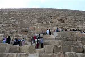 Da kommt man sich ganz schön klein vor: Fast 140 Meter hoch ragt die Cheops-Pyramide empor.