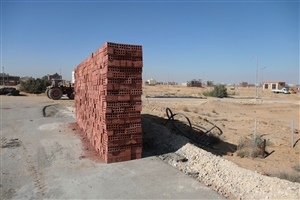 Die Backsteine liegen schon einmal bereit: Das nächste Bauprojekt im Wüstengebiet ausserhalb Kairos.