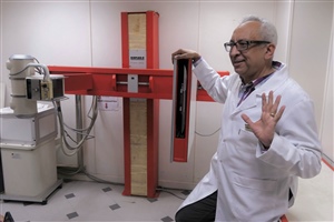 Spitaldirektor Dr. Emad vor dem fast 40 Jahre alten Röntgenapparat, der nach wie vor seinen Dienst tut.