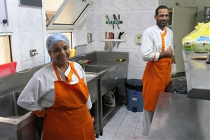 Das Küchenteam versorgt die Mitarbeiter wie auch die Gäste aus Europa mit schmackhaften Mahlzeiten.