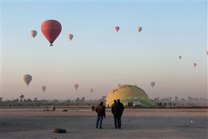 In Luxor mit seinen vielen Tempeln und Pharaonengräbern sind Heissluftballonfahrten eine beliebte Attraktion ...