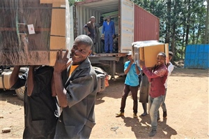 Gross ist jeweils die Freude in Bukavu, wenn die wertvolle Fracht eintrifft und ausgeladen werden kann.